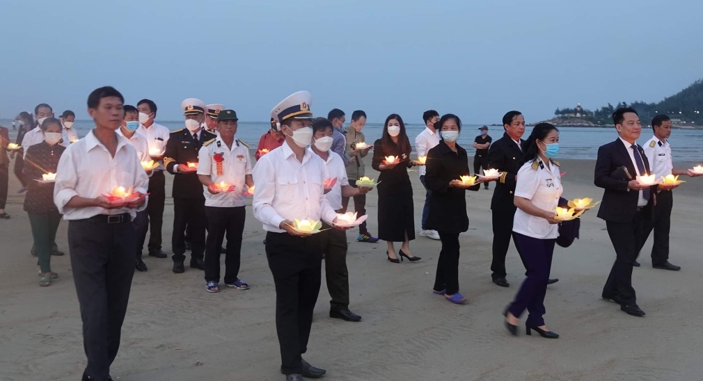 Xúc động lễ thả hoa đăng tưởng niệm 64 liệt sĩ Gạc Ma