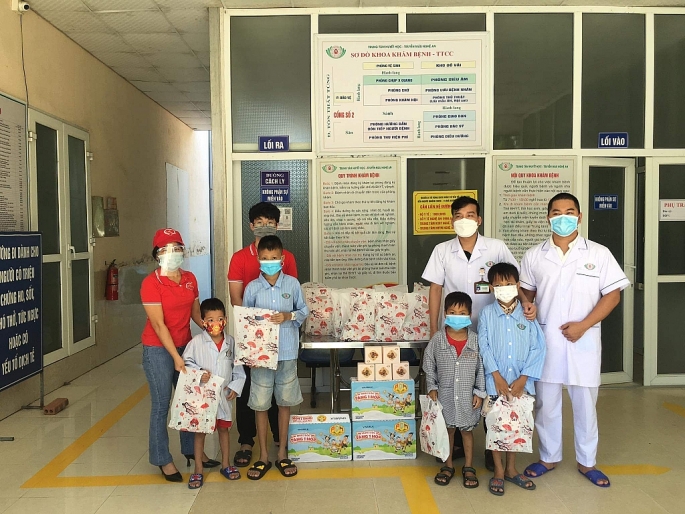 Trẻ em ở Bệnh viện dã chiến điều trị Covid-19 vui mừng đón nhận những món quà Trung thu
