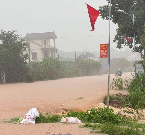 Nhiều hồ thủy điện, thủy lợi xả lũ, nhiều tuyến đường bị chia cắt do mưa lớn kéo dài