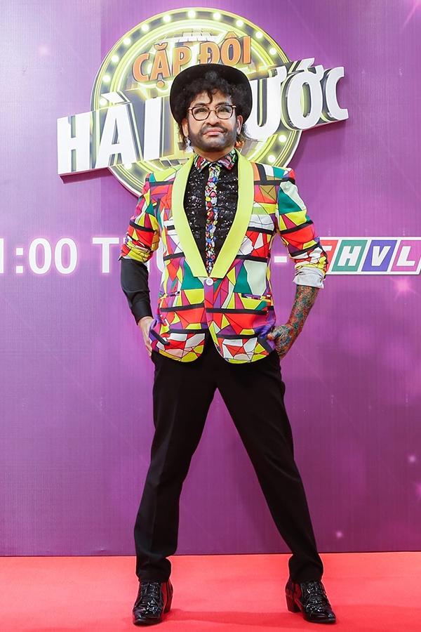 mc thanh bach gay chu y voi ngoai hinh khong giong ai