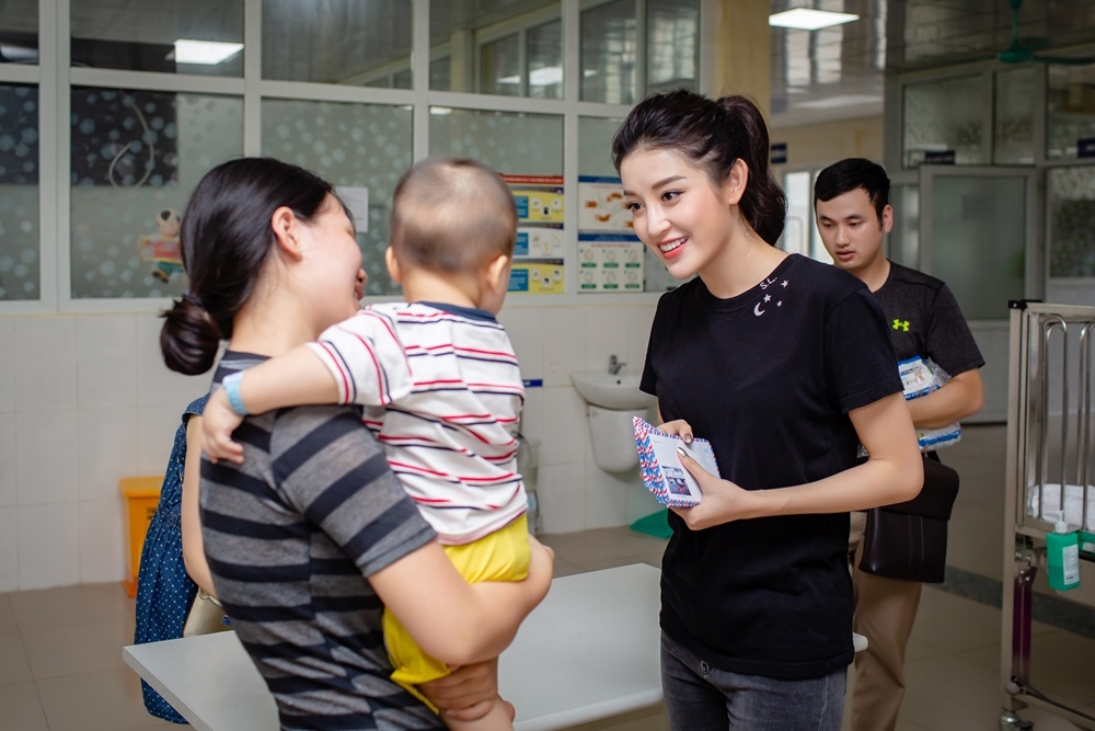 a hau huyen my tang qua cac benh nhi nhan ngay tet thieu nhi