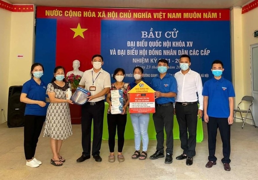 Quận đoàn Long Biên trao tặng 4000 mũ chắn giọt bắn tới các lực lượng phục vụ công tác bầu cử