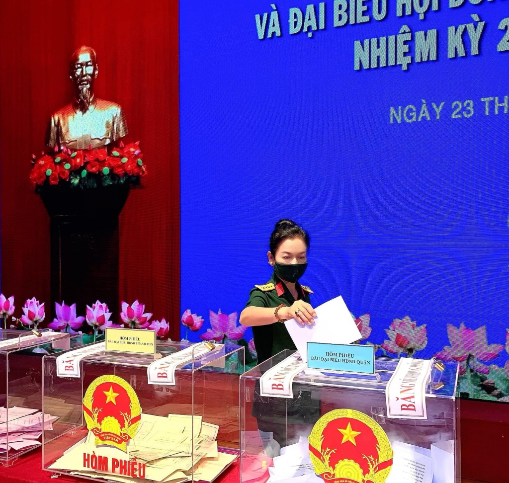 Nghệ sĩ, người đẹp Việt trong ngày bầu cử