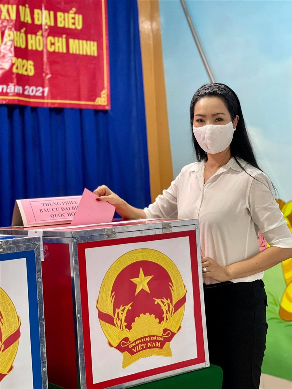 Nghệ sĩ, người đẹp Việt trong ngày bầu cử