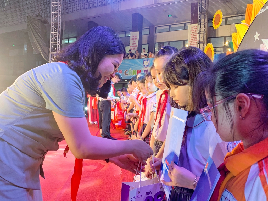 Những hình ảnh ấn tượng chào mừng ngày 1-6, kỷ niệm 65 năm thành lập Cung Thiếu nhi Hà Nội soi dong cac chuong trinh chao mung ngay 1 6 ky niem 65 nam thanh lap cung thieu nhi ha noi