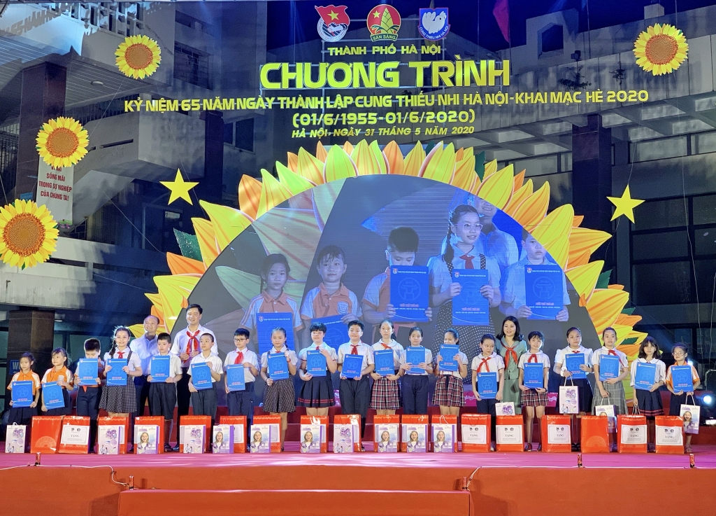 Những hình ảnh ấn tượng chào mừng ngày 1-6, kỷ niệm 65 năm thành lập Cung Thiếu nhi Hà Nội soi dong cac chuong trinh chao mung ngay 1 6 ky niem 65 nam thanh lap cung thieu nhi ha noi