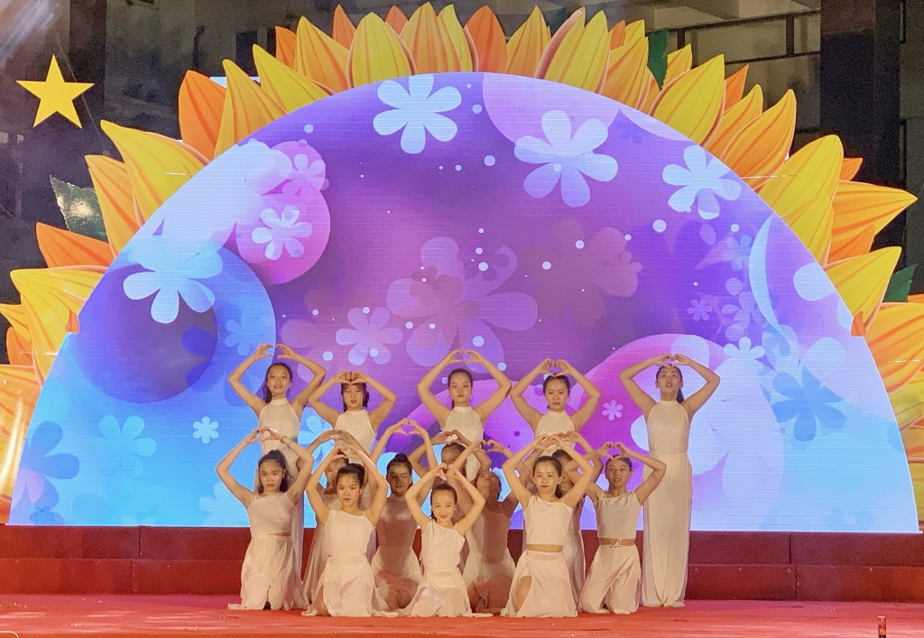 soi dong cac chuong trinh chao mung ngay 1 6 ky niem 65 nam thanh lap cung thieu nhi ha noi