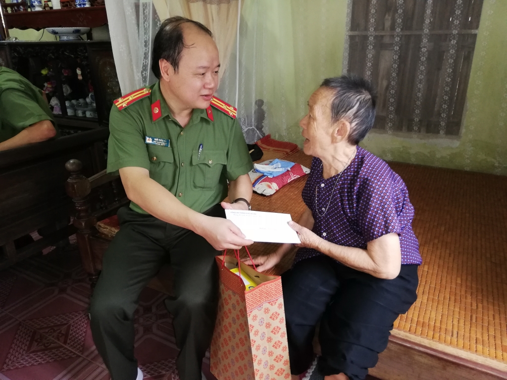 can bo chien si phong pa03 ca tp ha noi tri an cac gia dinh thuong binh liet si