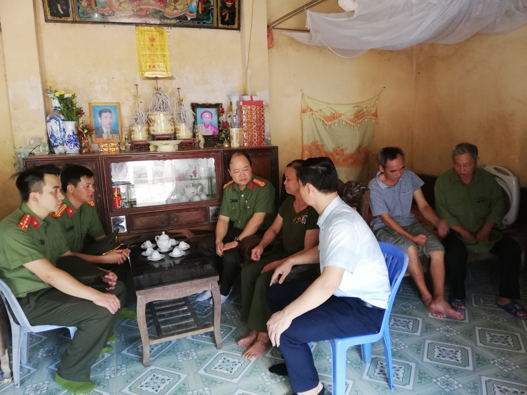 can bo chien si phong pa03 ca tp ha noi tri an cac gia dinh thuong binh liet si