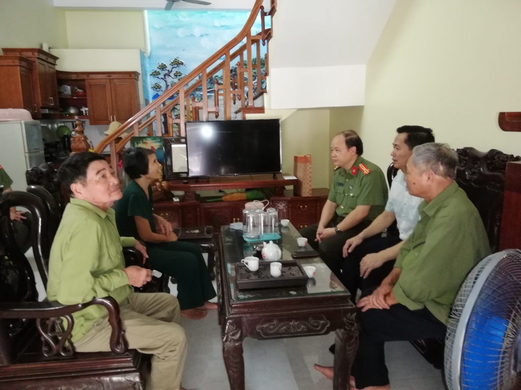 can bo chien si phong pa03 ca tp ha noi tri an cac gia dinh thuong binh liet si