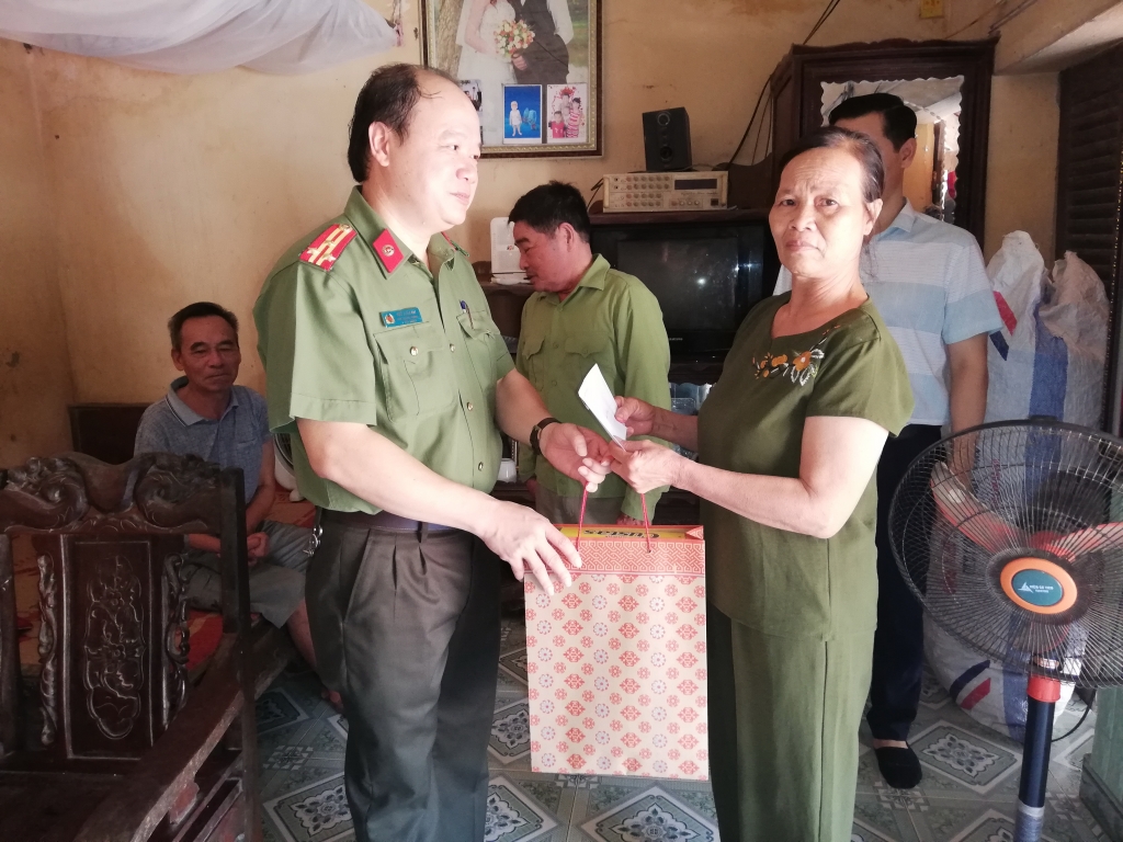 can bo chien si phong pa03 ca tp ha noi tri an cac gia dinh thuong binh liet si