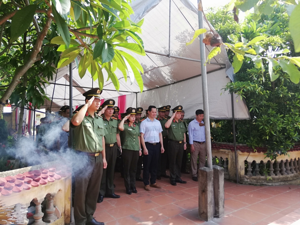 can bo chien si phong pa03 ca tp ha noi tri an cac gia dinh thuong binh liet si