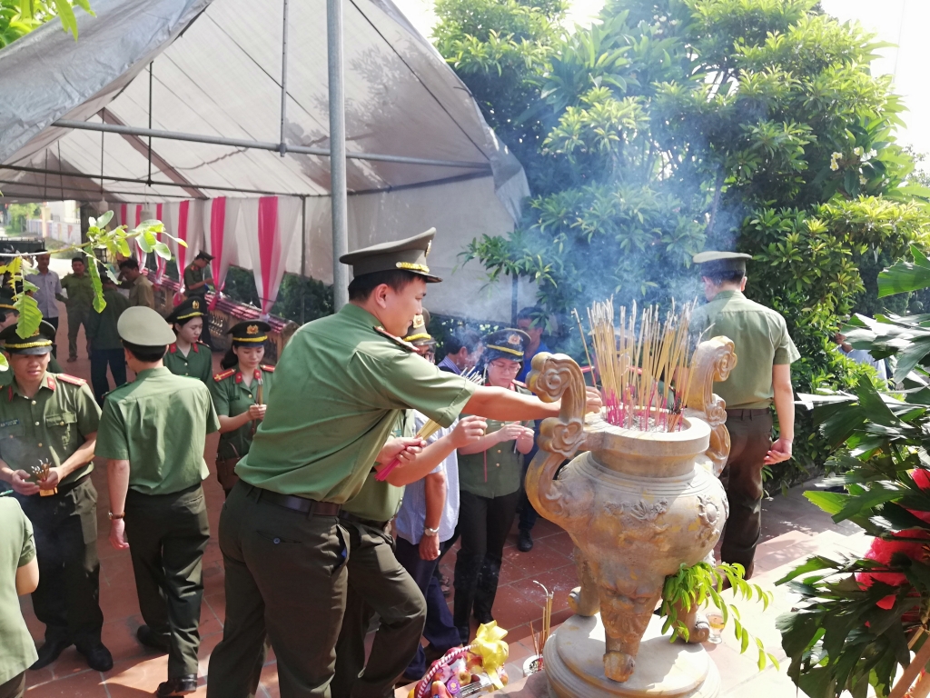 can bo chien si phong pa03 ca tp ha noi tri an cac gia dinh thuong binh liet si