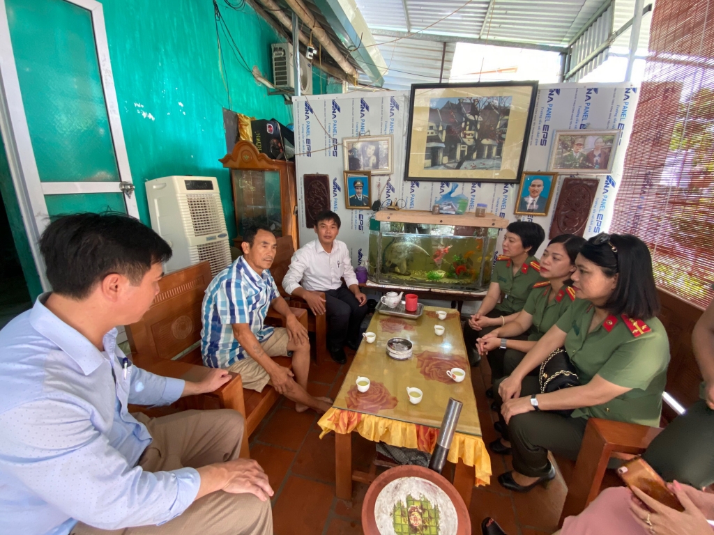 can bo chien si phong pa03 ca tp ha noi tri an cac gia dinh thuong binh liet si