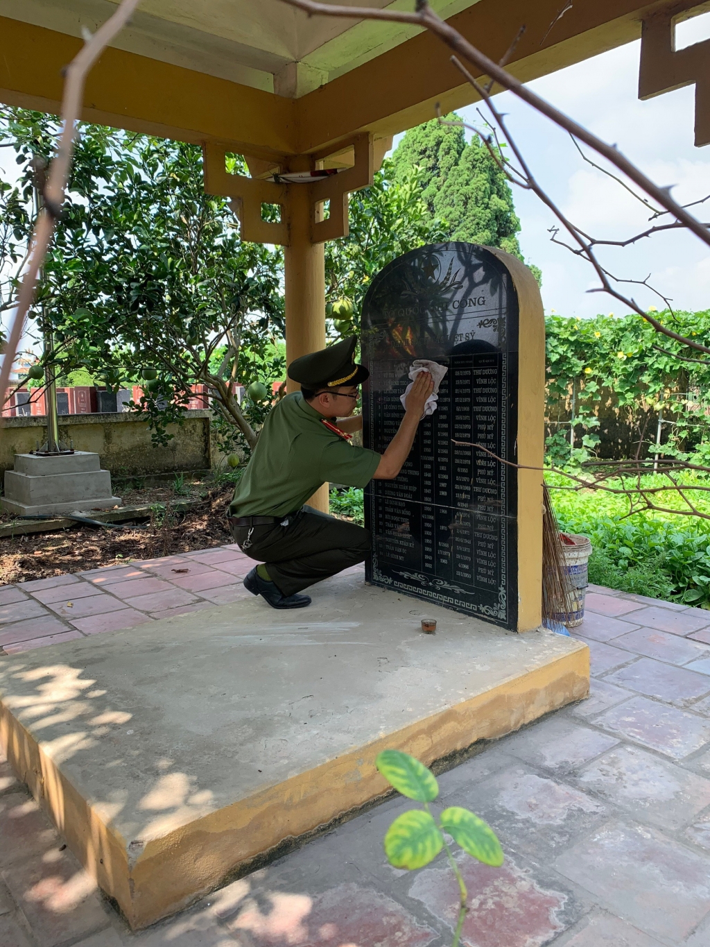 can bo chien si phong pa03 ca tp ha noi tri an cac gia dinh thuong binh liet si