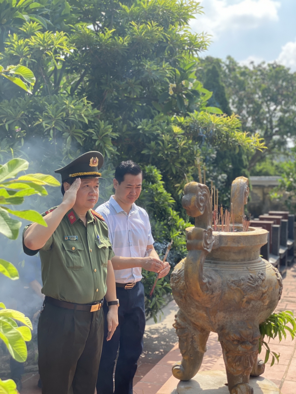 can bo chien si phong pa03 ca tp ha noi tri an cac gia dinh thuong binh liet si