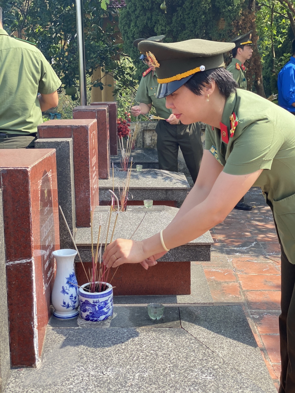 can bo chien si phong pa03 ca tp ha noi tri an cac gia dinh thuong binh liet si