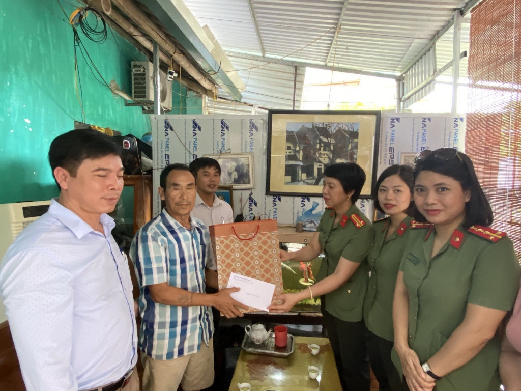 can bo chien si phong pa03 ca tp ha noi tri an cac gia dinh thuong binh liet si