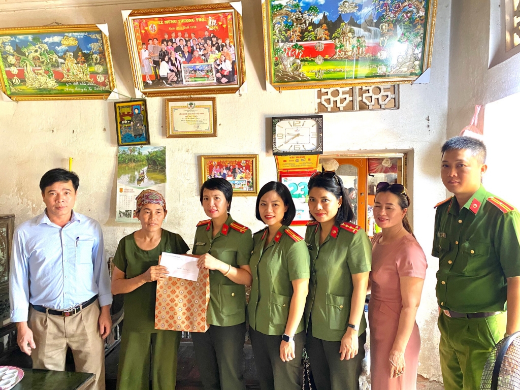 can bo chien si phong pa03 ca tp ha noi tri an cac gia dinh thuong binh liet si