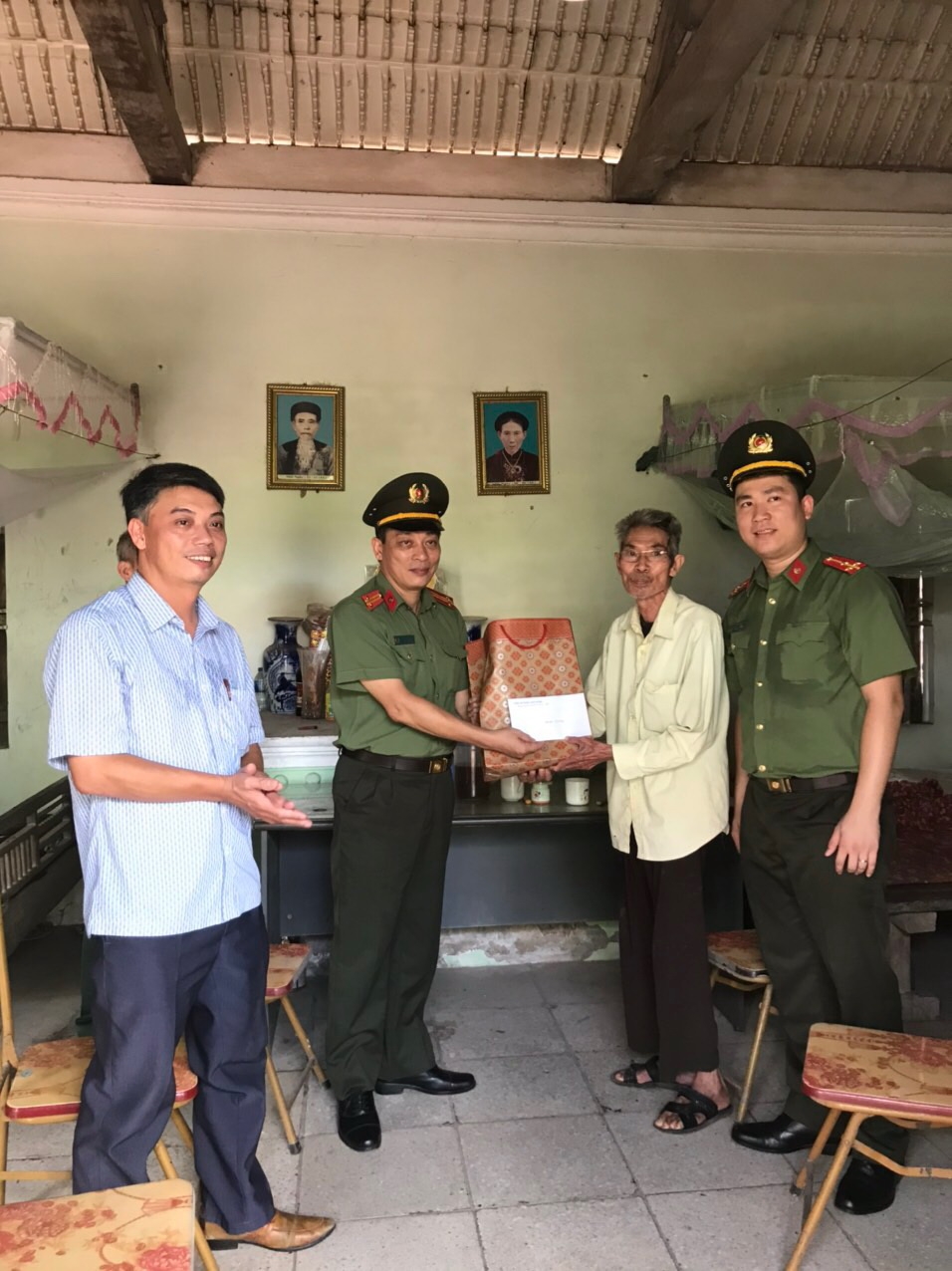 can bo chien si phong pa03 ca tp ha noi tri an cac gia dinh thuong binh liet si