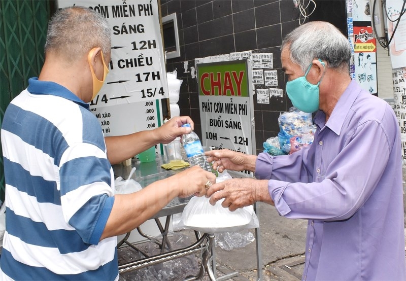 Cố lên nhé! Sài Gòn ơi… Cố lên nhé! Sài Gòn ơi…