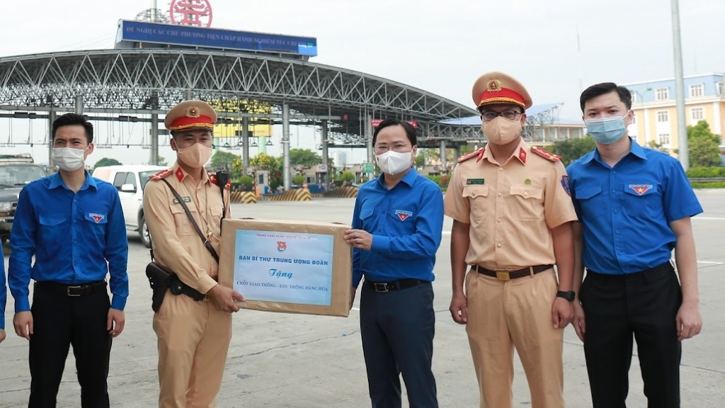 Trung ương Đoàn thăm và tặng quà các chốt kiểm soát phòng, chống dịch Covid-19 tại Hà Nội