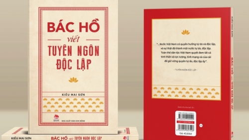 “Bác Hồ viết Tuyên ngôn Độc lập”