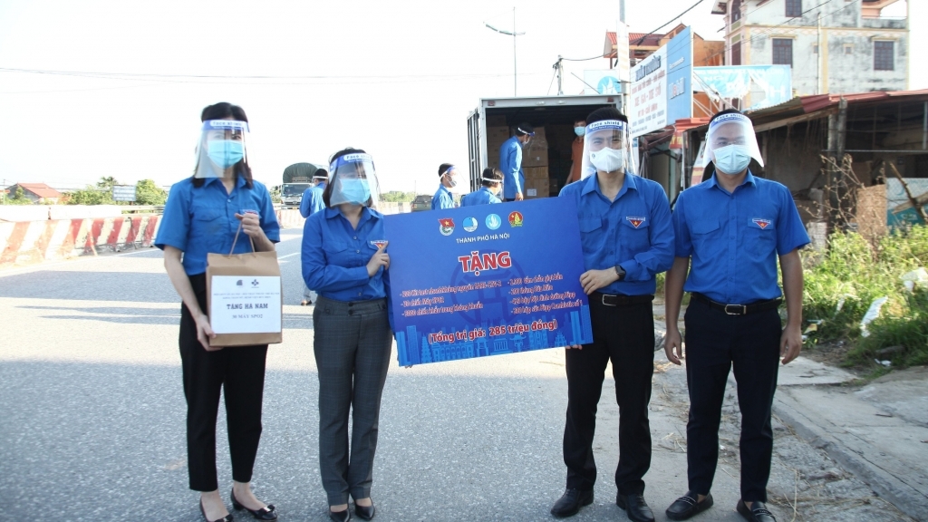 Tuổi trẻ Thủ đô tặng nhiều vật phẩm hỗ trợ chống dịch cho Hà Nam