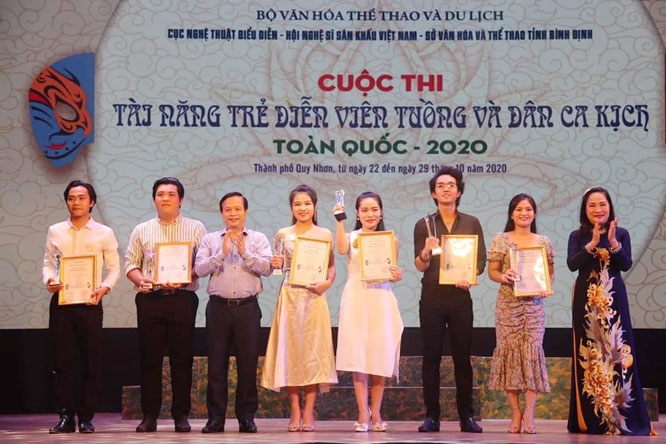 20 huy chuong duoc trao tai cuoc thi tai nang tre dien vien tuong va dan ca kich toan quoc 2020
