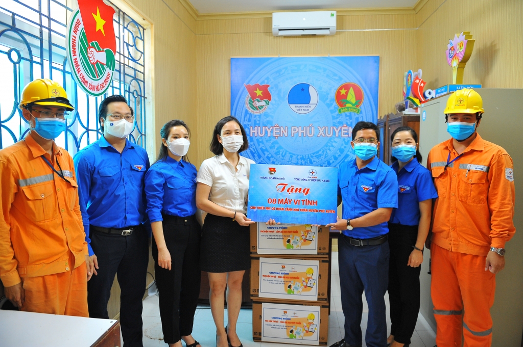 Thành đoàn Hà Nội tặng 70 thiết bị máy tính cho học sinh khó khăn