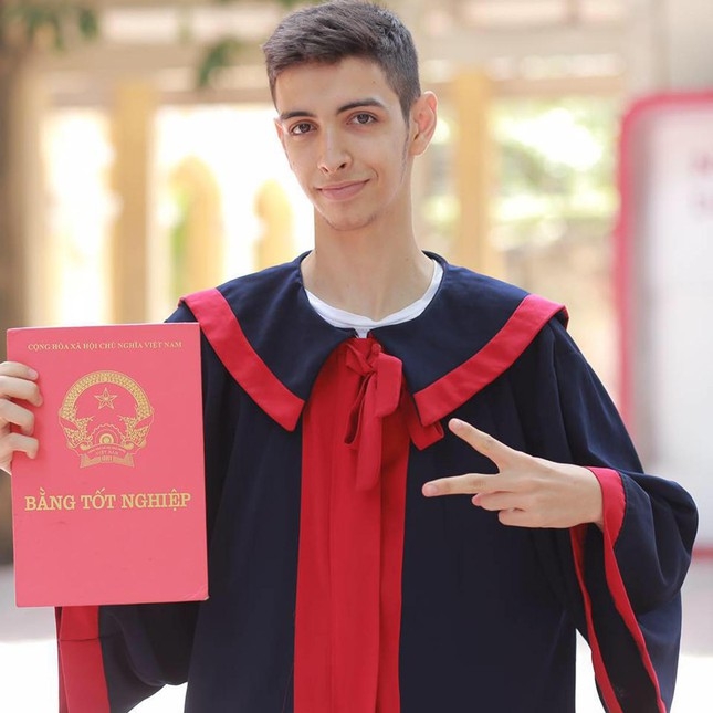 Chàng trai Tây Ban Nha tốt nghiệp Thủ khoa Học viện Ngoại giao