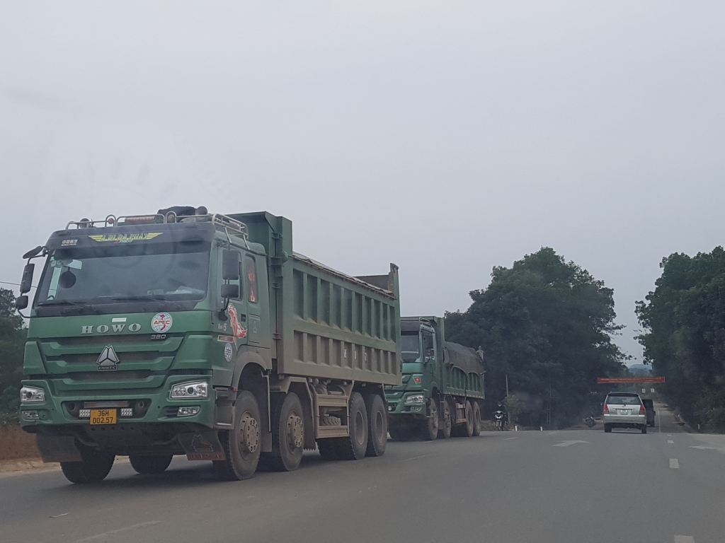 như xe 36H- 002.57 chiều cao theo đăng kiểm là 680mm nhưng được cơi lên gần 2m