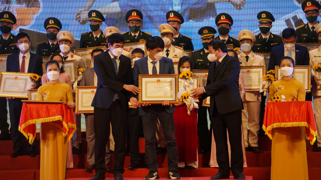 Có thành tích xuất sắc trong công tác tuyên truyền, PV Minh Hải (Báo Thanh Niên) được Chủ tịch UBND tỉnh Thanh Hóa tặng bằng khen