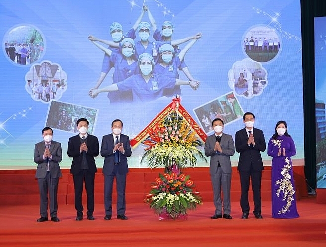 Tại buổi lễ các đồng chí lãnh đạo tỉnh đã tặng hoa chúc mừng Ngành Y tế Thanh Hóa