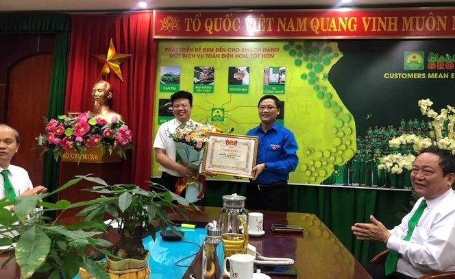 Phó Bí thư Tỉnh Đoàn Thanh Hoá Hoàng Văn Thanh tặng bằng khen cho tài xế Lê Huy Sinh