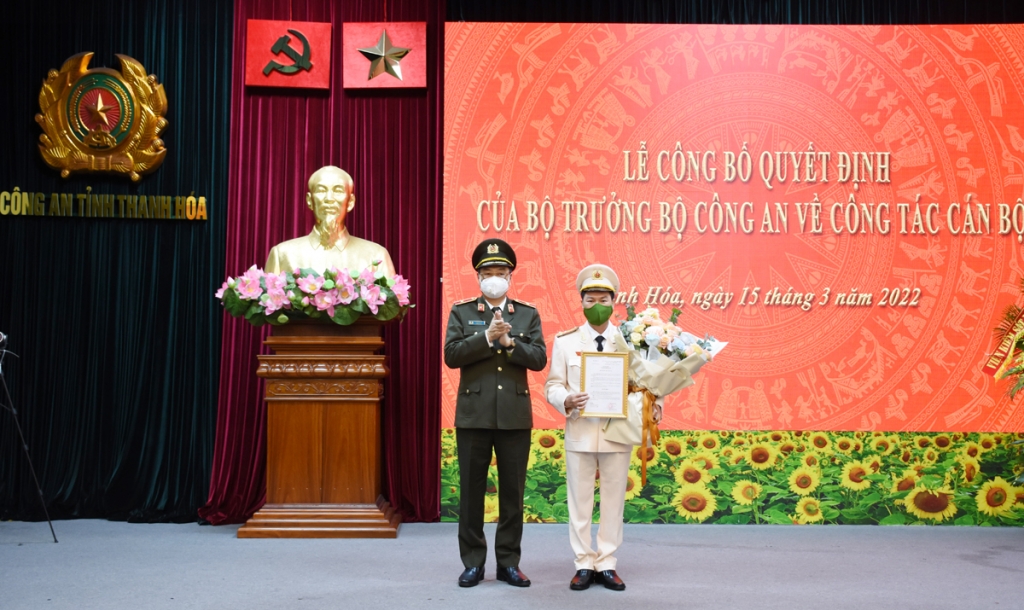 Thừa uỷ quyền của lãnh đạo Bộ Công an, Thiếu tướng Trần Phú Hà, Giám đốc Công an tỉnh Thanh Hóa trao Quyết định và tặng hoa chúc mừng Thượng tá Nguyễn Hữu MạnhThừa uỷ quyền của lãnh đạo Bộ Công an, Thiếu tướng Trần Phú Hà, Giám đốc Công an tỉnh Thanh Hóa trao Quyết định và tặng hoa chúc mừng Thượng tá Nguyễn Hữu Mạnh