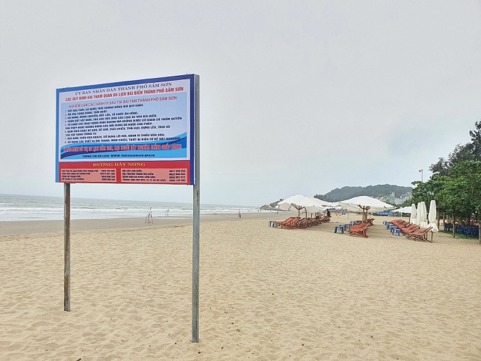 UBND T.P Sầm Sơn cắm biển về các quy định khi tham quan du lịch trên bãi biển để nhắc nhờ người kinh doanh và khách du lịch
