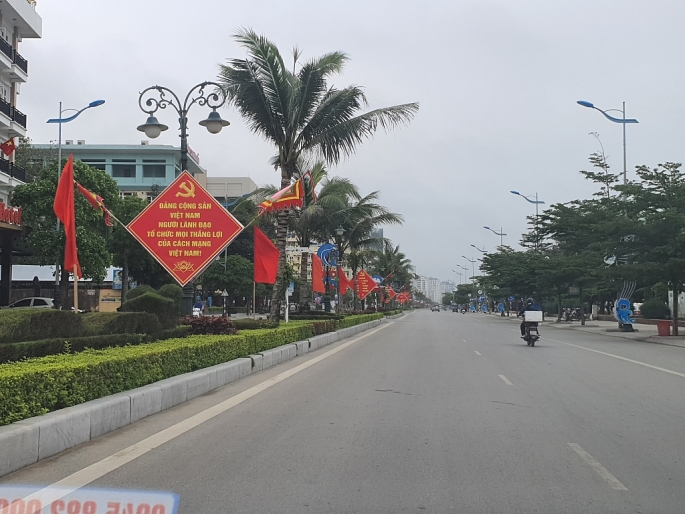 Dọc tuyến đường Hồ Xuân Hương được cắm nhiều cờ hoa và các khẩu hiệu tuyên truyền