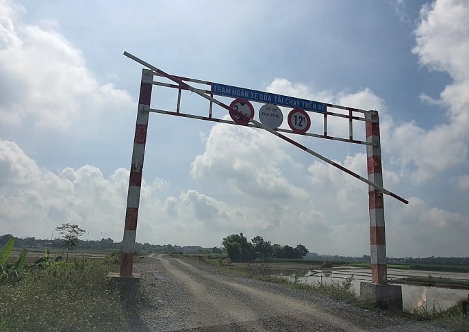 Thanh ngang để giới hạn chiều cao xe đã bị điều chỉnh (hình ảnh ghi lại ngay khu vực ra vào của mỏ đá thuộc xã Định Tăng, huyện Yên Định