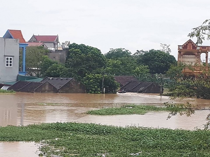 3 nguoi chet mat tich hang nghin ngoi nha bi ngap lut sau mua lu