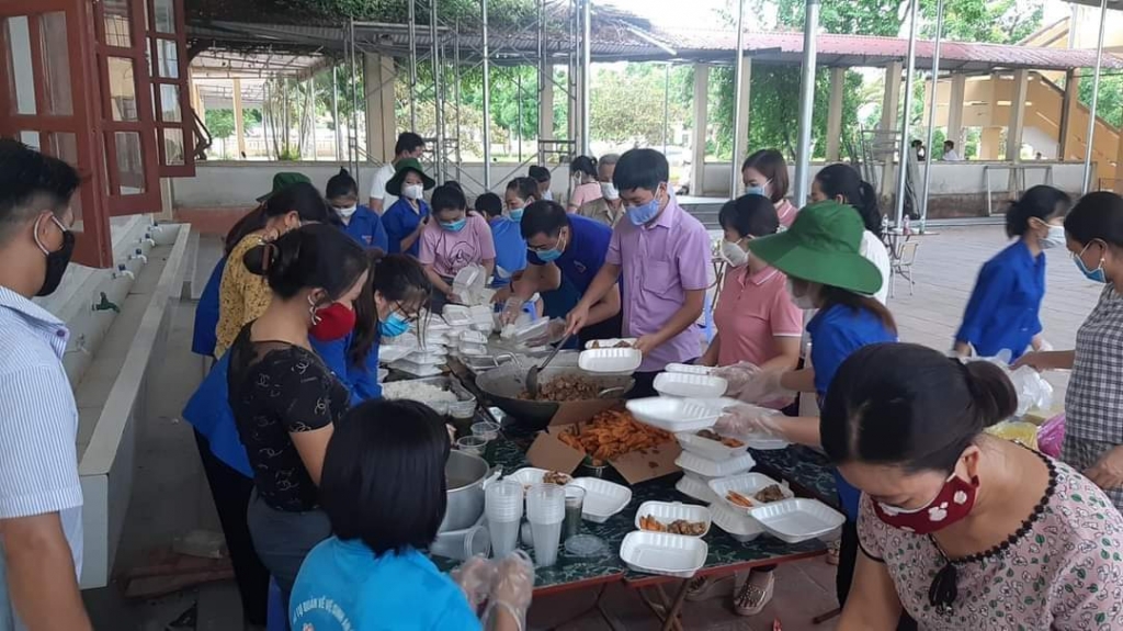 “Ngày chủ nhật yêu thương” và những suất cơm nghĩa tình đến với khu cách ly