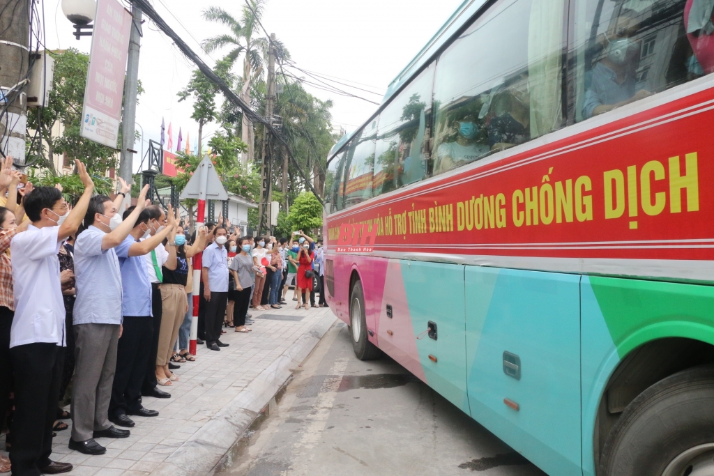 Đoàn y, bác sỹ lên đường chống dịch