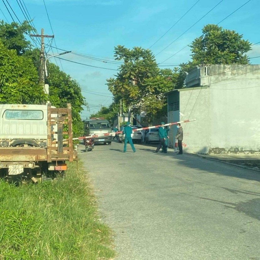 Lực lượng chức năng đã tiến hành phun khử khuẩn và đảm bảo các công tác phòng chống dịch