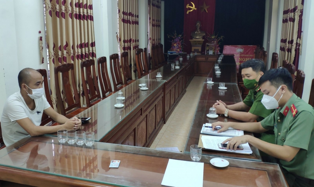 Công an huyện Nga Sơn làm việc với Dương Văn Tiếp