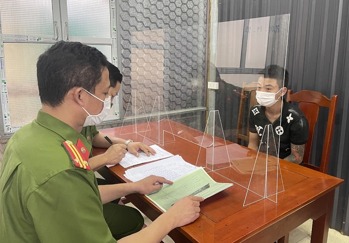 Đối tượng Nguyễn Tùng Dương tại cơ quan điều tra (ảnh CATH)