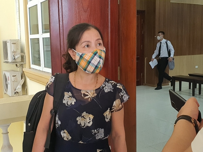Bà Nguyễn Thị Xuyến trao đổi với báo chí sau khi kết thúc phiên tòa