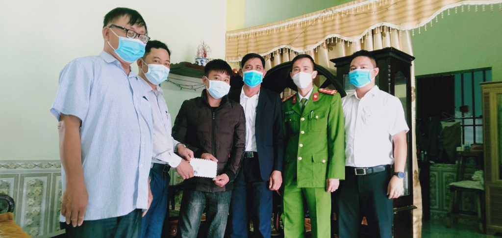 Phóng viên Pháp luật & xã hội cùng lãnh đạo xã Quảng Nham (huyện Quảng Xương) trao quà đến gia đình anh Sỹ