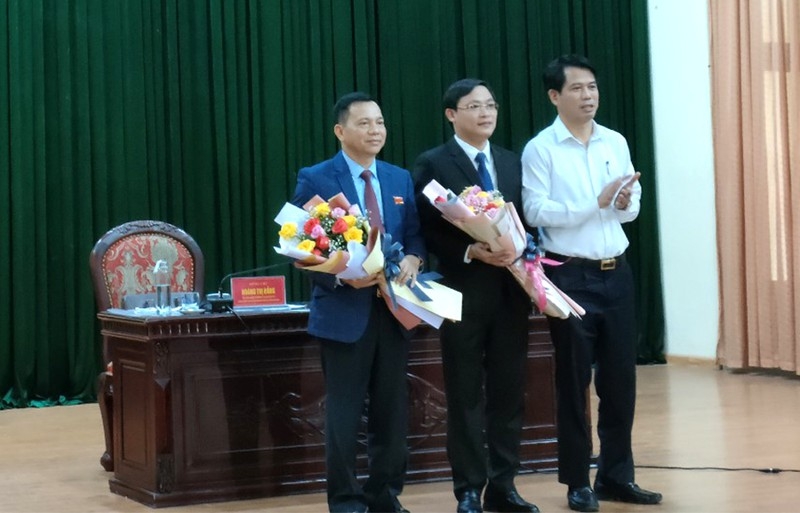 Lãnh đạo tỉnh Thanh Hóa tặng hoa chúc mừng tân Chủ tịch huyện Lang Chánh