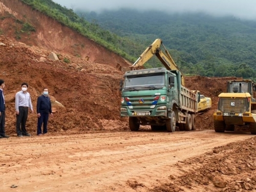 Hàng chục nghìn khối đất đá tràn xuống QL 15C do lở núi đất trong đêm