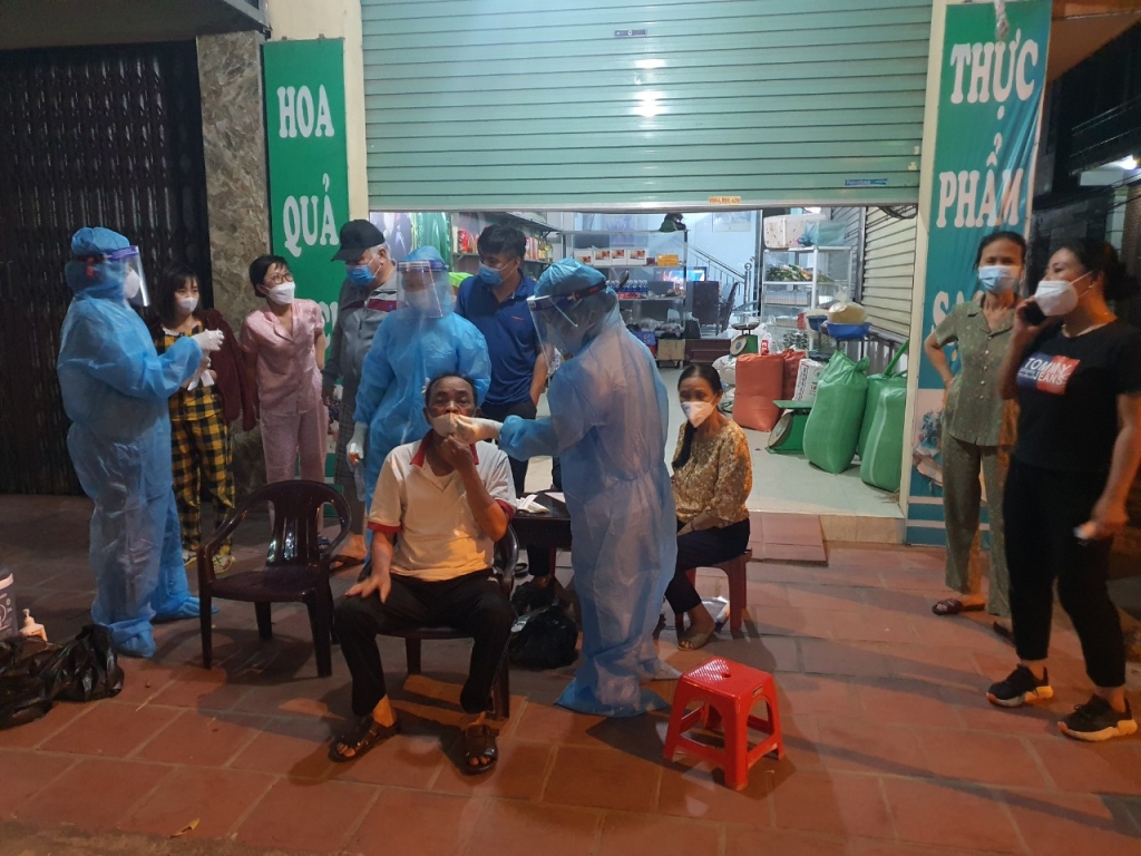 Tại phố Tân Hưng, thị trấn Tân Phong lực lượng y tế đã đến từng nhà để tiến hành lấy mẫu xét nghiệm Covid-19